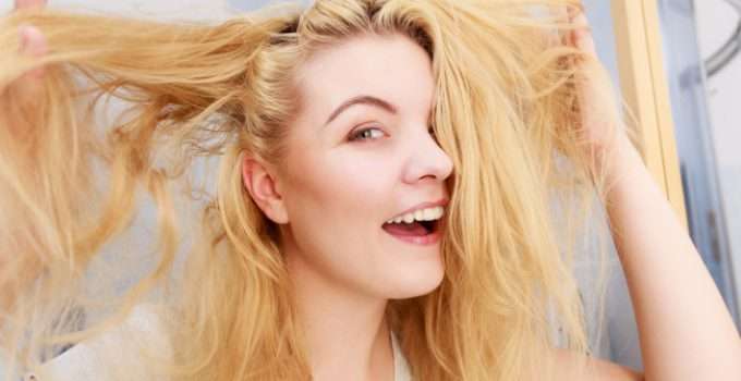 mujer agarra su pelo para eliminar lo amarillo