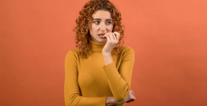 mujer se come las uñas pensando en el alisado orgánico