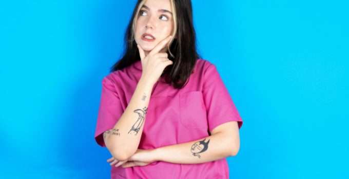 Una jovencita se pregunta si el tinte negro maltrata el cabello