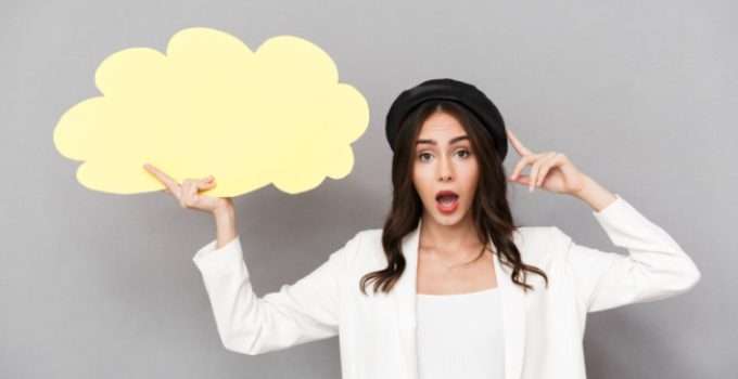 Señorita con nube y gesto de sorpresa