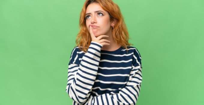 Jovencita duda sobre para qué sirve el shampoo de argán