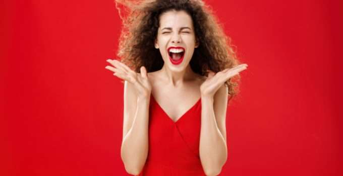 Una señorita harta de su pelo rizado quiere alisarlo para siempre