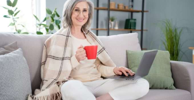 Señora de cabello canoso contenta investiga en internet si el shampoo de romero sirve para las canas