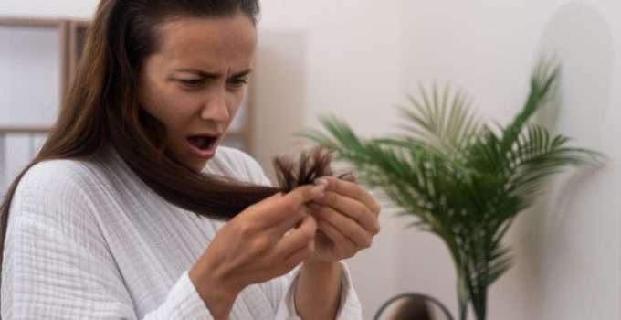 Una señora con problemas de cabello piensa que el tinte negro puede hacerlo crecer