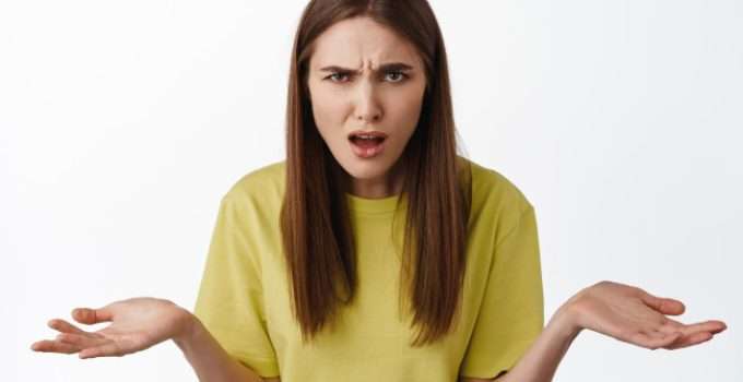 mujer abre los brazos como esperando respuesta