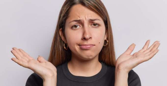 mujer desanimada piensa si el agua oxigenada de 30 aclara u oscurece
