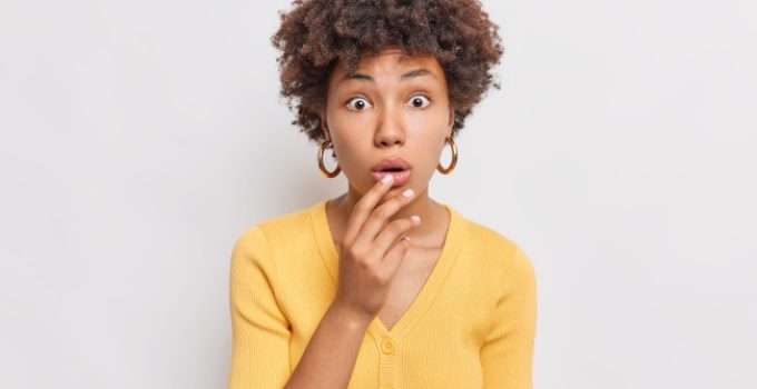 mujer de pelo oscuro con cara de sorpresa