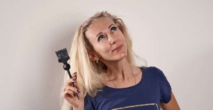 mujer con tinte rubio cenizo en el pelo