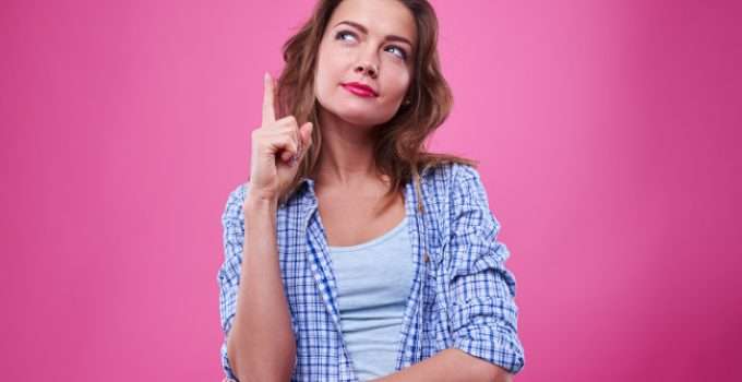 mujer indica con el dedo que está pensando en algo