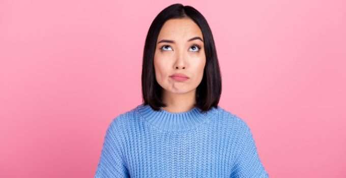 mujer con cara rara piensa en qué es el baño de color