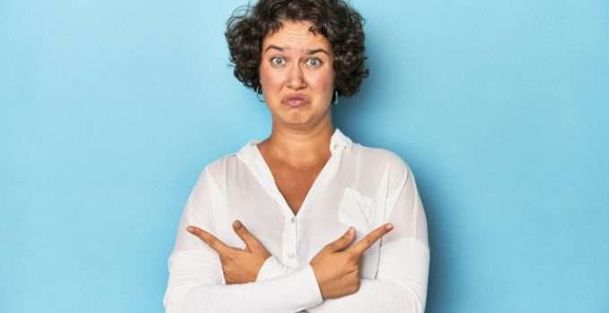 mujer señala que debe elegir entre dos opciones