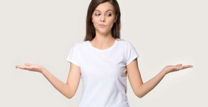 mujer decidiendo entre dos opciones