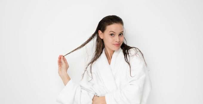 mujer con el pelo mojado piensa en el tono sobre tono