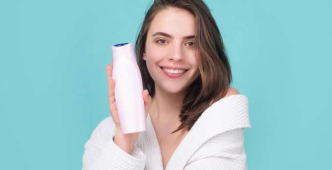 mujer con shampoo neutro en la mano