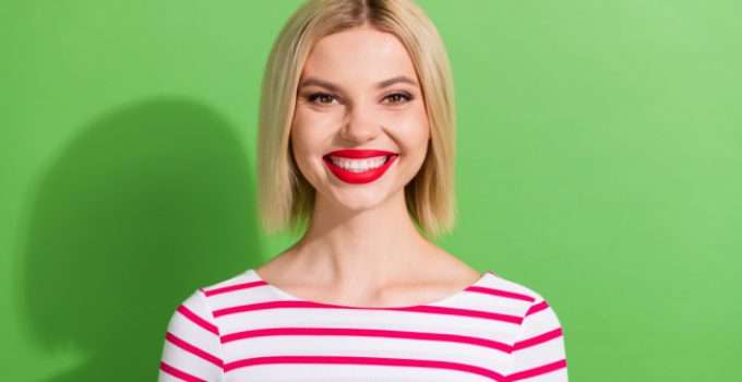 Jovencita sonriente porque decolora su cabello con productos seguros