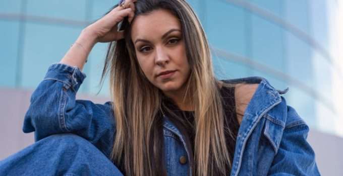 Jovencita se agarra el cabello con mechas mientras se pregunta cuánto durarán