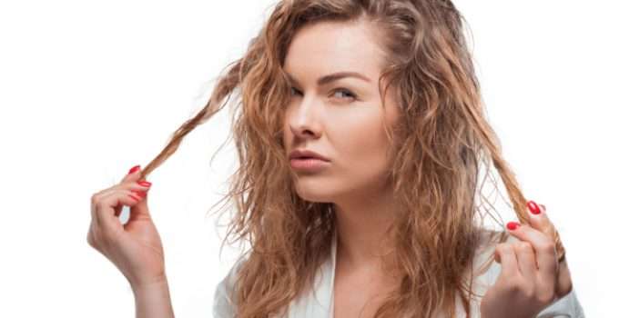 Una muchacha duda sobre si hacerse un alisado espejo o no porque no sabe si es para ella