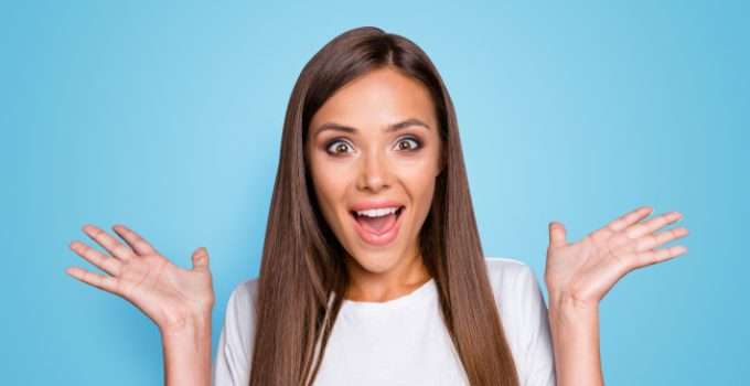 Joven sorprendida por los beneficios del alisado espejo