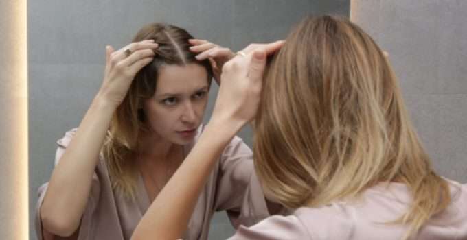 Señora descubre en el espejo que no duró el tinte en sus canas