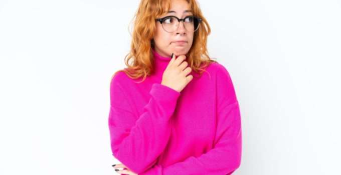 Una joven con dudas sobre cómo conseguir que el tinte agarre bien sin tener que decolorar