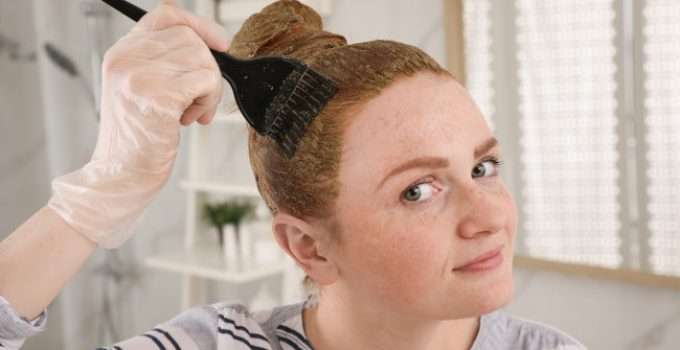 Muchacha tiñiendo su pelo con henna