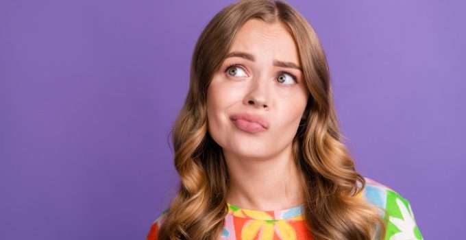 Una mujer se pregunta si puede alisar su cabello si se le cae