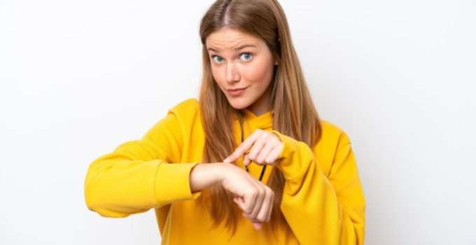 Una chica señala su reloj imaginario para indicar la duración de la henna