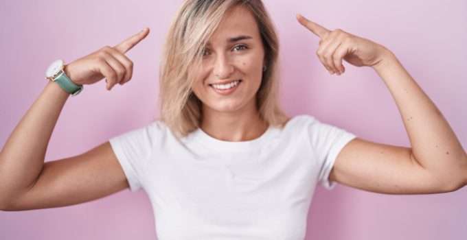 Una muchacha duda si la keratina aclara el cabello