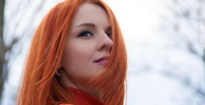 Una joven con pelo rojo piensa si el cabello de ese color la envejece