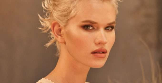 Una mujer de cabello corto que ha teñido su pelo con tinte 8.3