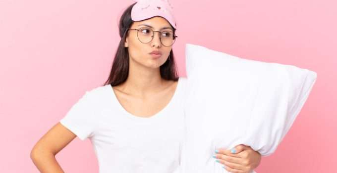 Una muchacha con almohada se pregunta qué pasa si se deja el botox capilar toda la noche