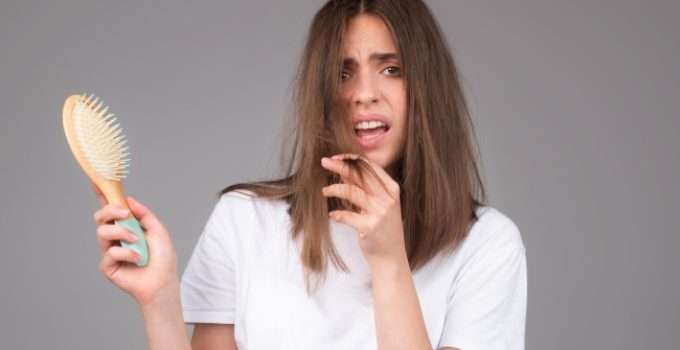 Una jovencita muy infeliz porque tiene frizz después de la keratina