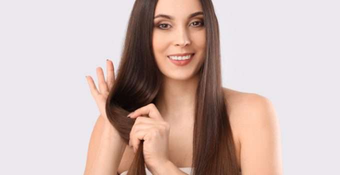 Señora de más de 40 años luce joven con cabello oscuro