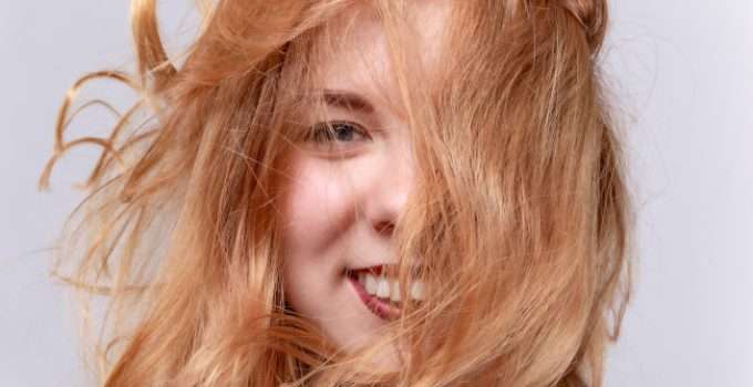 Una jove se lavó el cabello antes de tiempo y su alisado se esfumó