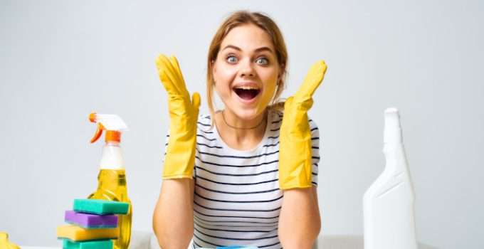 Una joven con gesto de sorpresa porque es posible lavar el pelo con detergente