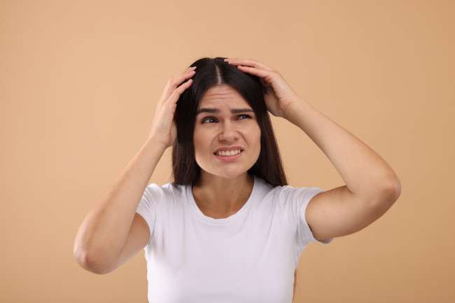 Señorita sufre porque la henna le ha irritado el cuero cabelludo