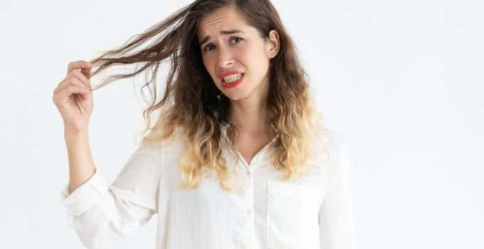 mujer disgustada con el color de su pelo quiere usar tinte sobre tinte