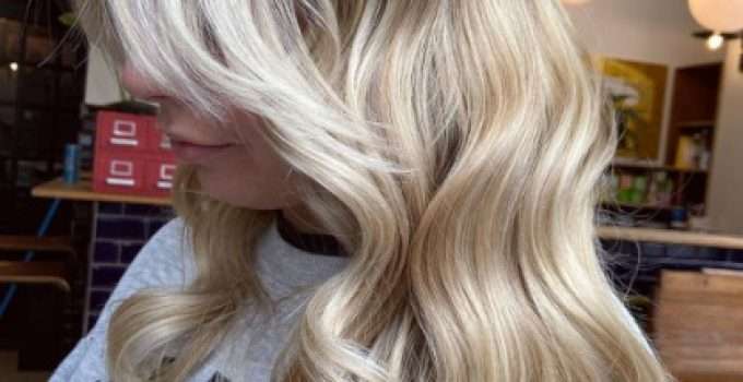 Vista lateral de una cabellera con babylights en tinte 10.1