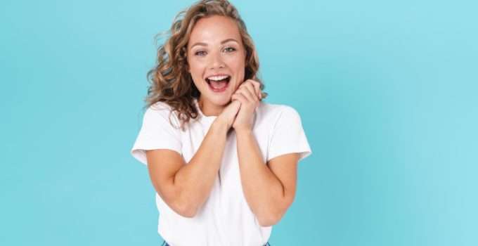 mujer feliz porque conoce marcas de tinte semipermanente