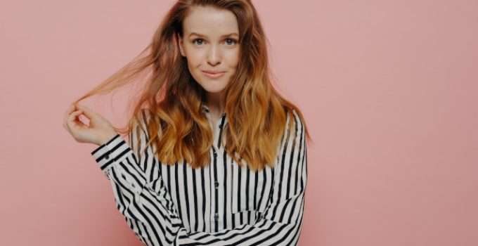 mujer con mechas naranjas quiere matizarlas