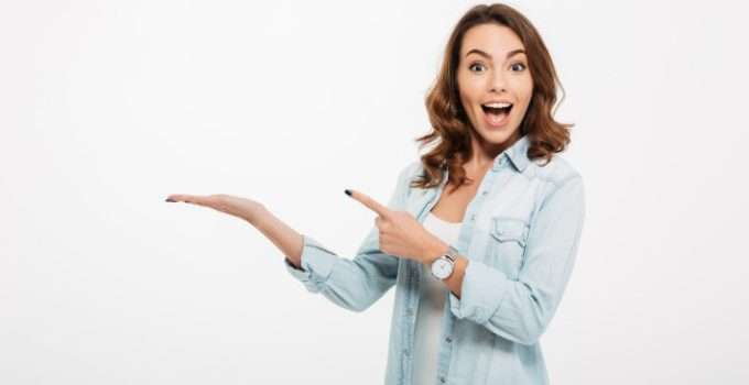 mujer feliz señalando la solución con el tinte balayage