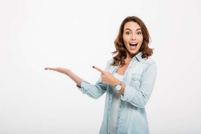 mujer feliz señalando la solución con el tinte balayage