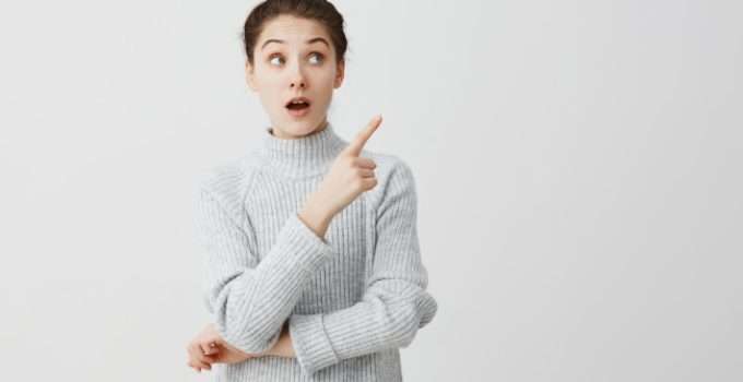 mujer señala algo como importante