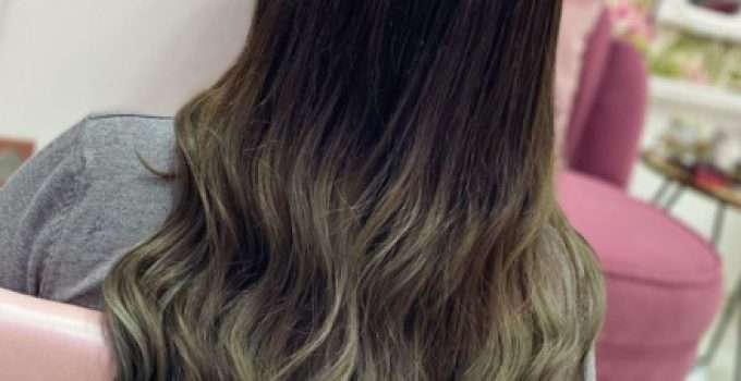 Vista desde atrás de una cabellera con ombré en tinte 8.1