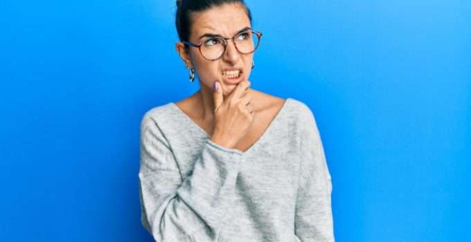 mujer sorprendida por qué es un decolorante de cabello