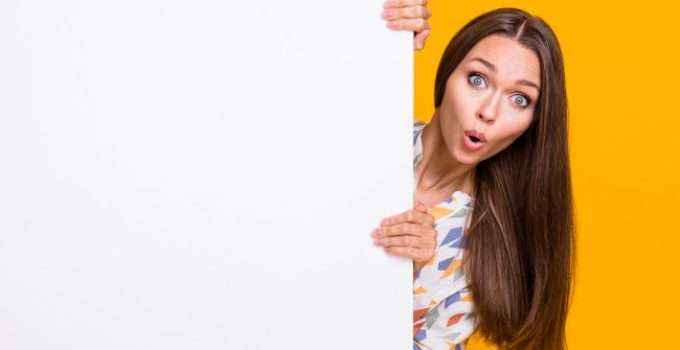 mujer asoma sorprendida