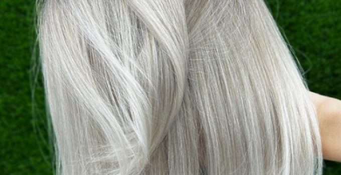 Vista desde atrás de una hermosa cabellera que ha sido teñida con el tinte 10.21