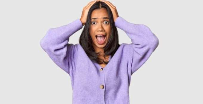 Muchacha se pregunta cómo aclarar su cabello teñido