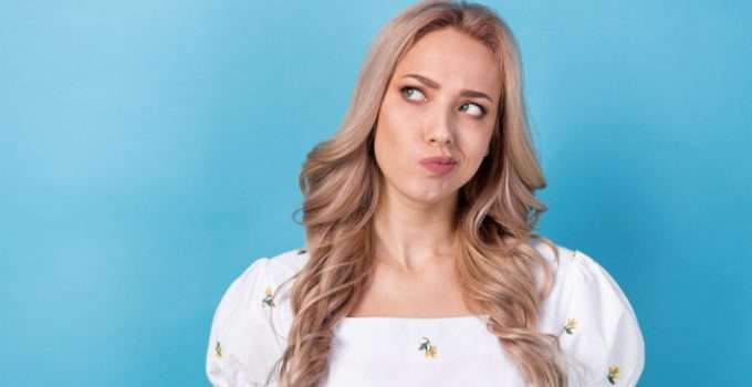 mujer piensa cómo queda el tinte 9.1