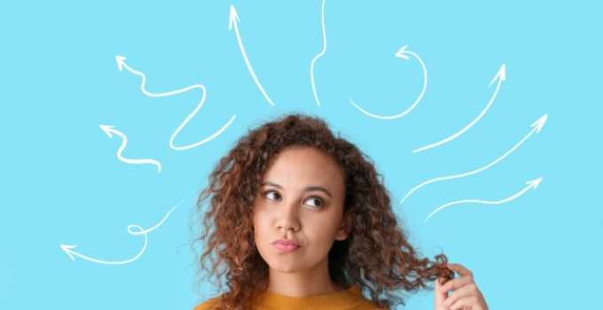 mujer toca su pelo pensando en el tinte 6.11